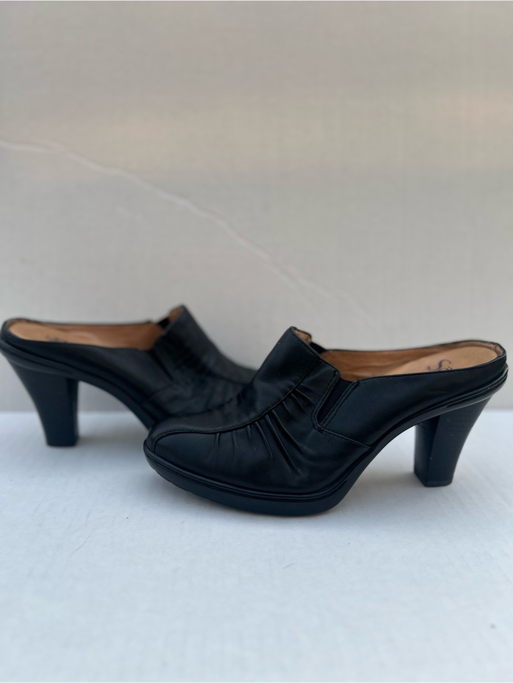 Vintage Soft Black Leather Pleated Heeled Mules  Size 7✨
